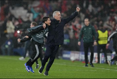 Mourinho ôm vội cậu bé nhặt bóng khi thủ môn Benfica ghi bàn thắng điên rồ
